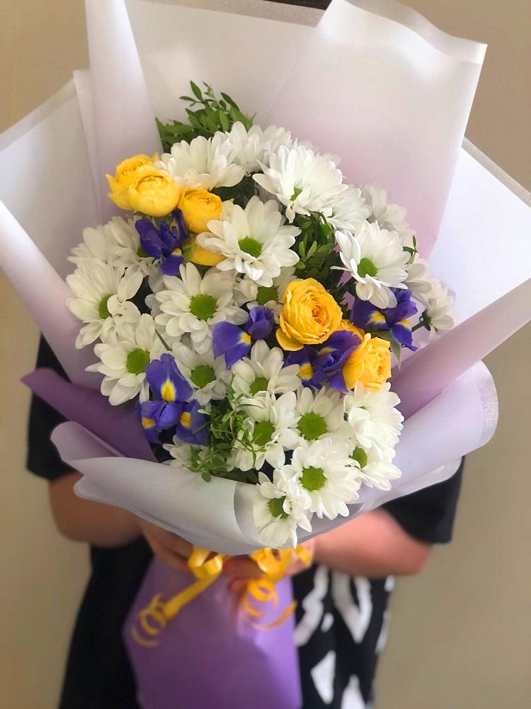 Букет цветов из: Ирисы, Хризантемы и Розы в Прикубанский