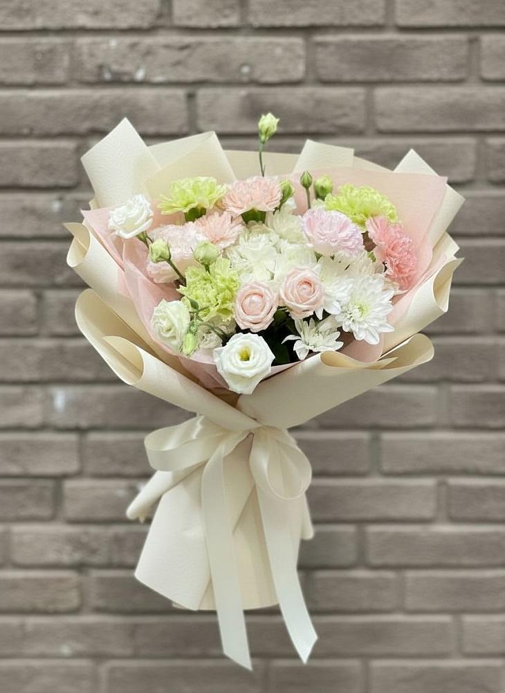 Букет цветов из: Гвоздики, Розы, Лизиантусы и Хризантемы в Прикубанский