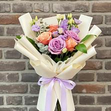 Букет цветов из:  Лизиантусы и Розы в Прикубанский