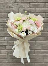 Букет цветов из:  Гвоздики, Розы, Лизиантусы и Хризантемы #REPLACE_PRED# Прикубанский