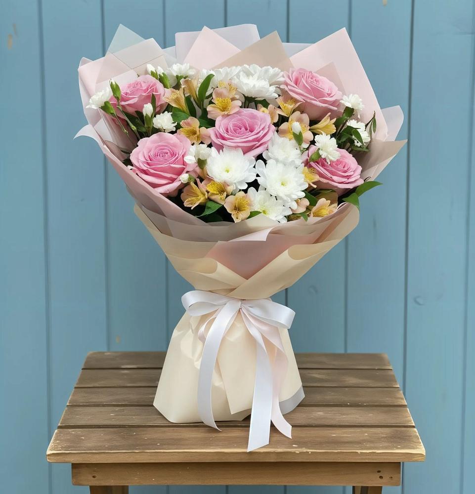 Букет цветов из: Гвоздики, Орхидеи и Розы в Прикубанский