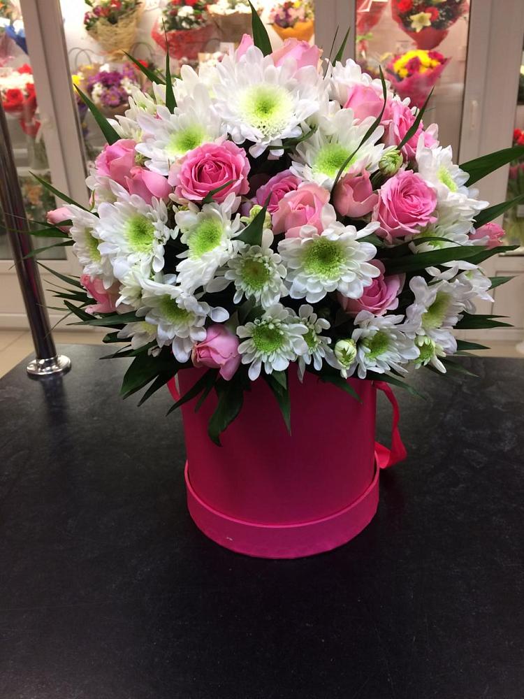 Цветочная композиция из Розы и Хризантемы в шляпной коробке в Прикубанский