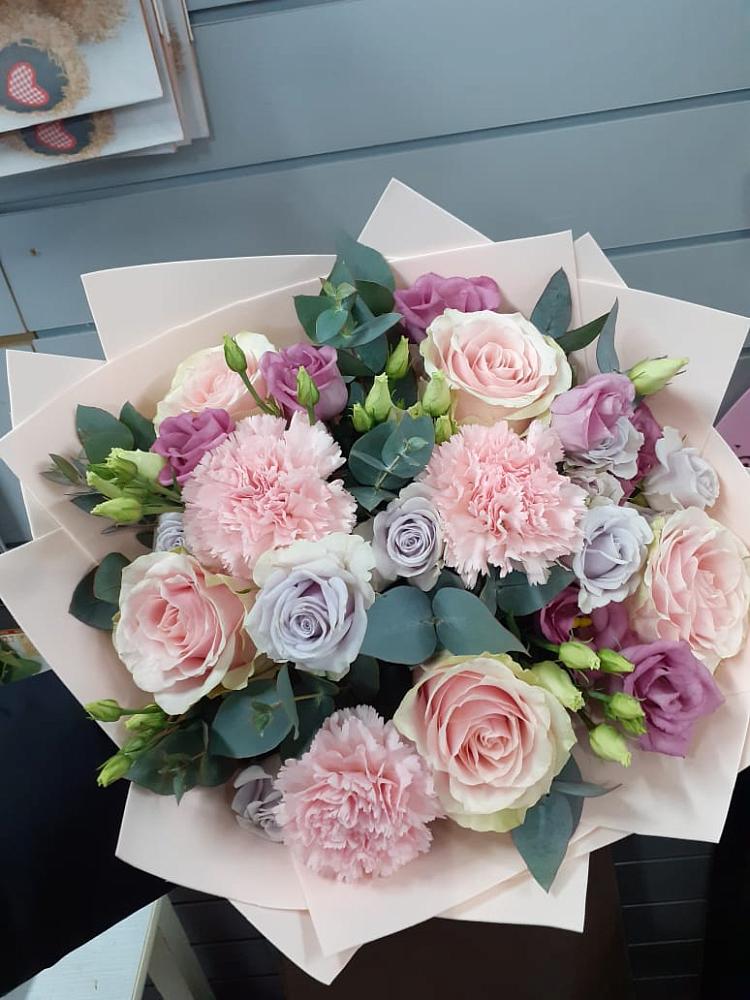 Букет цветов из: Розы, Гвоздики и Лизиантусы в Прикубанский